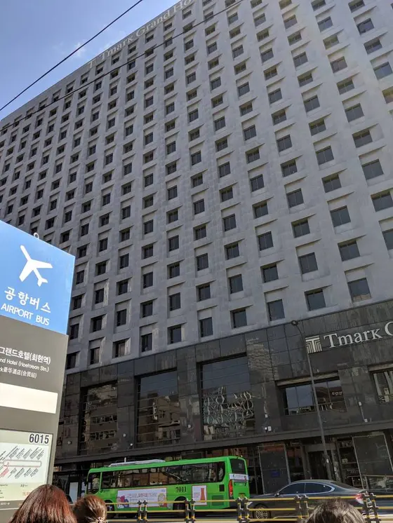 仁川空港行きのバス停