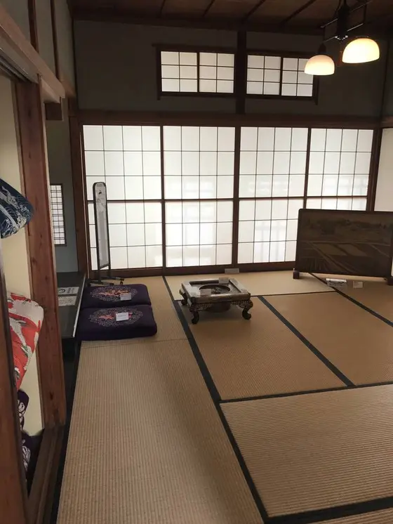 中に入ると和室があります