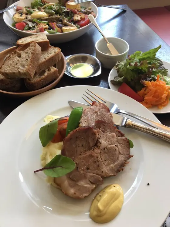 料理もパンも本格的。どちらが主役⁈