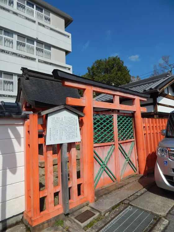 池に背を向けてたつ「采女（うねめ）神社」