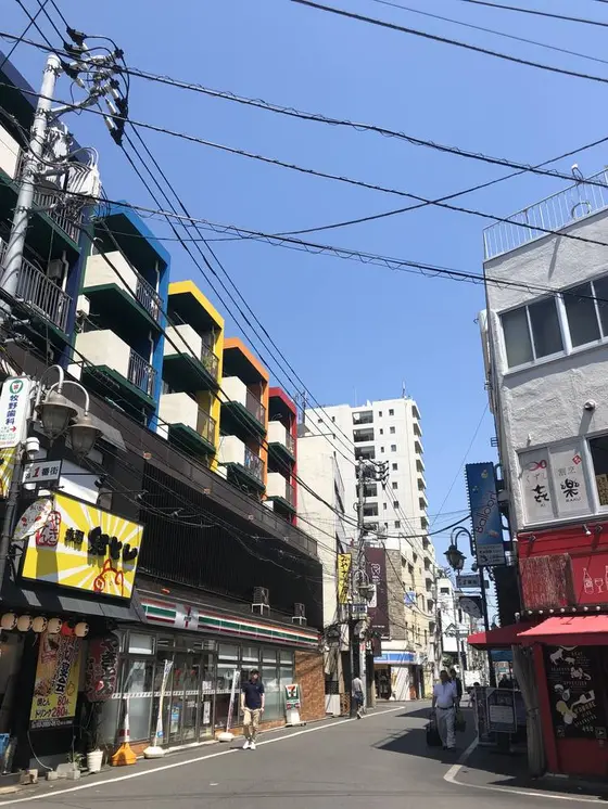 カラフルなビルの上に…