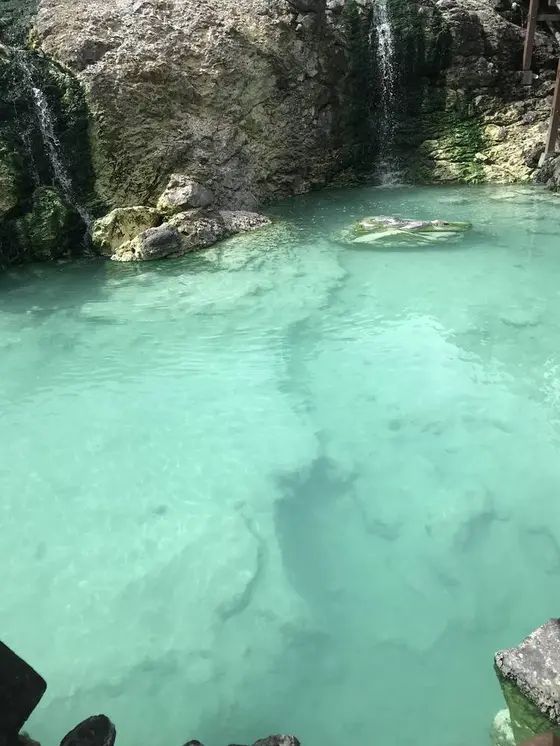 エメラルドグリーンの湯畑
