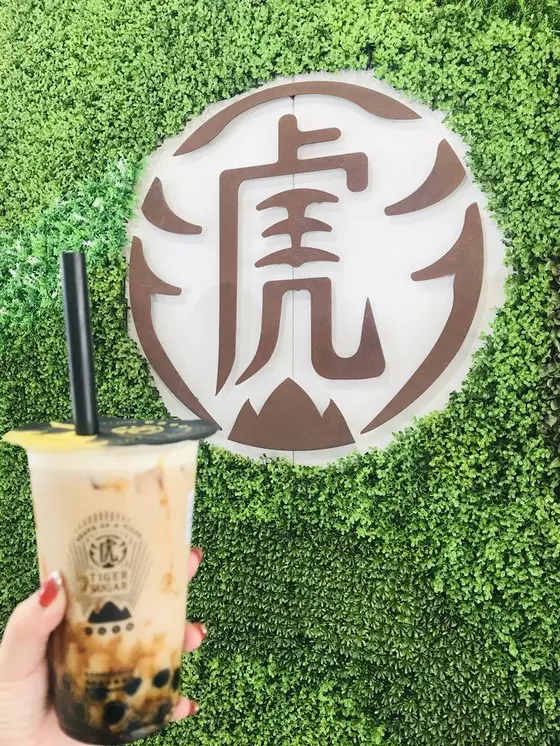 お店の前で