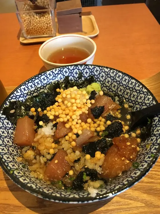 お茶屋でマグロ茶漬け。