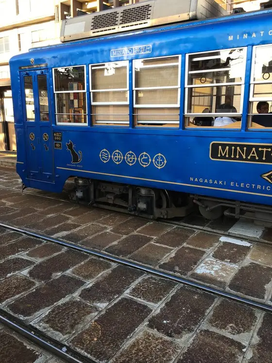 カラフルな車両が楽しい
