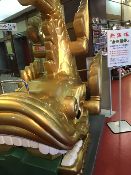 金のシャチホコに乗って写真を撮りました♪