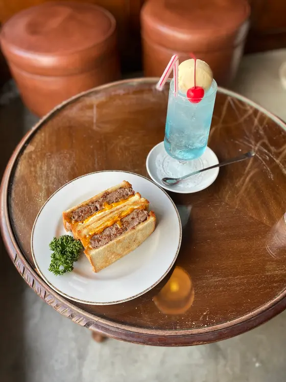 パティメルトサンドとクリームソーダ