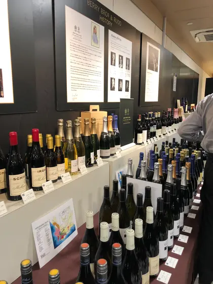 世界中のワインを試飲できます