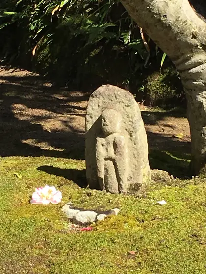 根元にお地蔵様。