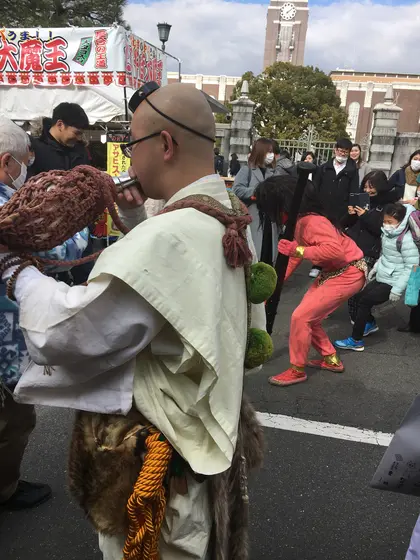 山伏に先導されて、鬼御一行様が賑やかに…。