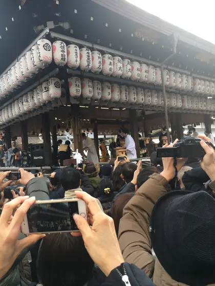 舞妓さん、舞の奉納中。