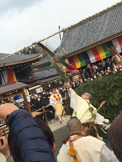 その後お庭の祭壇で護摩を焚き。
