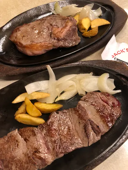 上がニューヨークステーキ 下がテンダーロイン