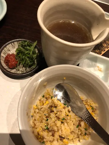 炒飯に出汁を掛けて 薬味入れます