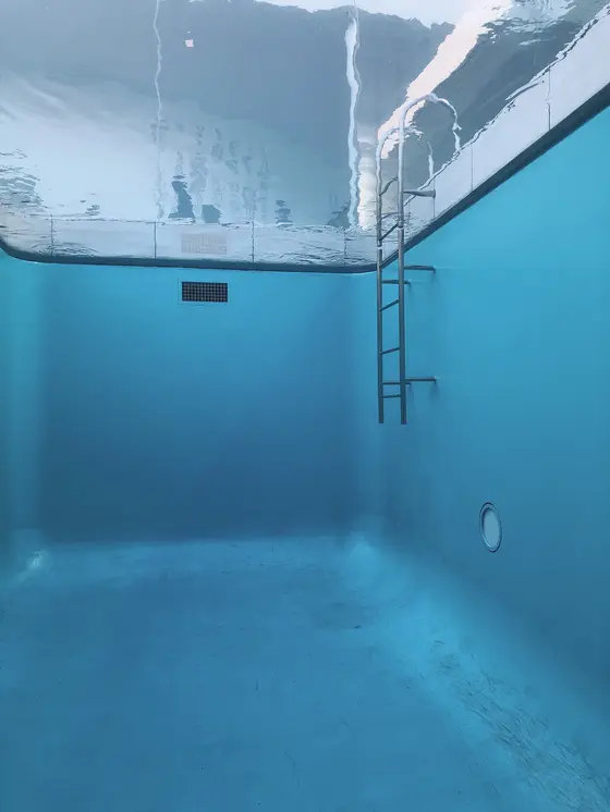 プールの中