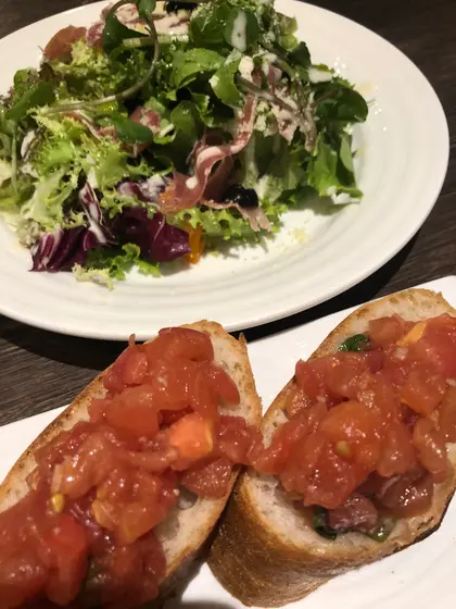 ブルスケッタとｲﾀﾘｱﾊﾟﾙﾏハムのｼｰｻﾞｰｻﾗﾀﾞ