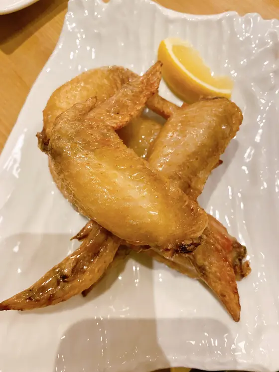 有名な手羽先 限定本数で 外で炙ってます