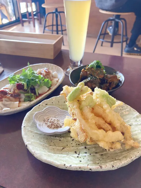 そら豆のかき揚げとクミン塩など