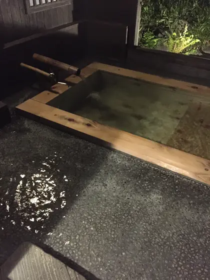 惜しげもなくお湯が出過ぎて、湯船と外の境がなくなる現象