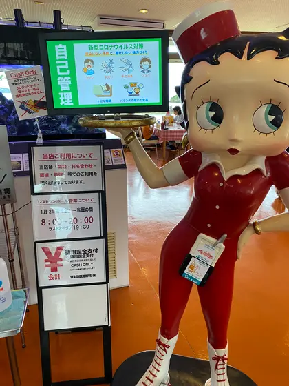 店内 昔のｫﾓﾁｬを沢山展示してます
