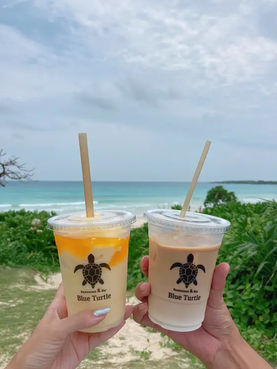 お昼はカレーやステーキを中心にリゾート型の海の家