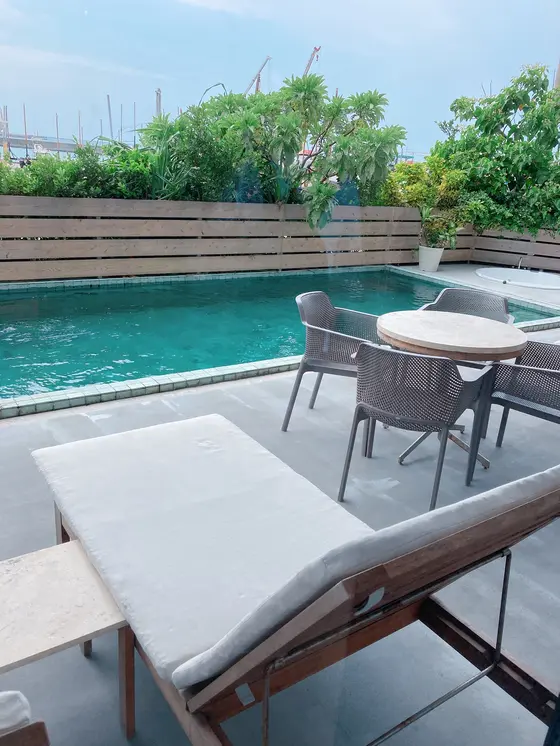 屋外プールとジャグジー