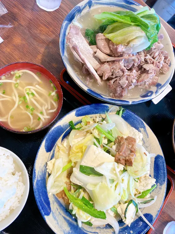 上 骨汁定食 下 豆腐ちゃんぷる定食