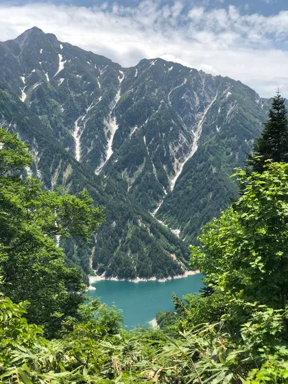 真下に黒部湖が見えます。