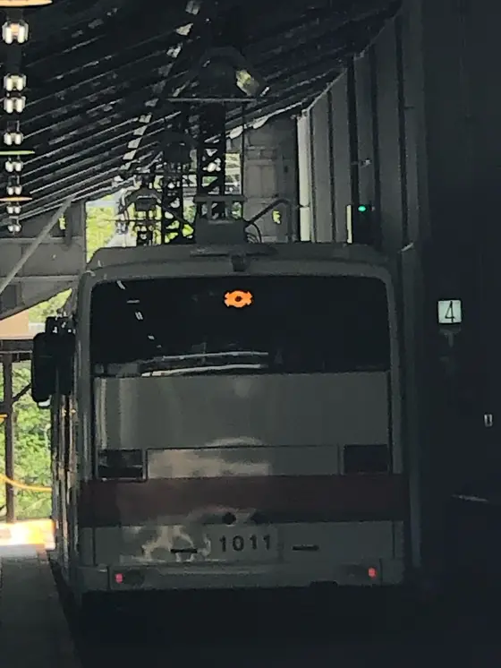 電気バスの上部には