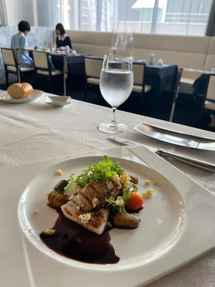 友人がオーダーした魚料理を拝借