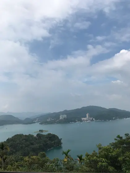 舟で真ん中の島に行けます