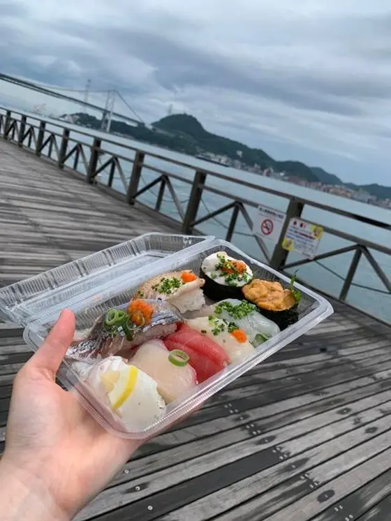 唐戸市場の目の前は関門海峡！