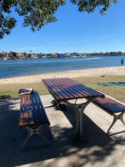 バッズビーチのベンチでコーヒーでもいかが