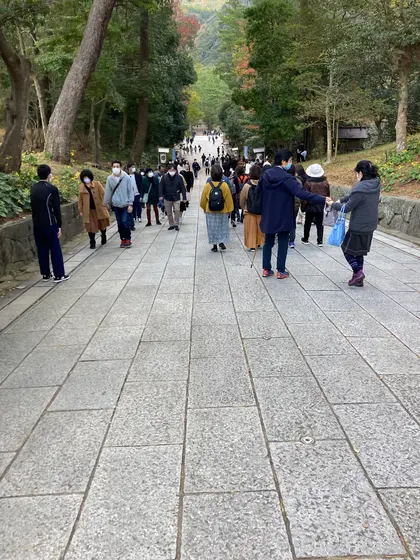 長い下り参道。