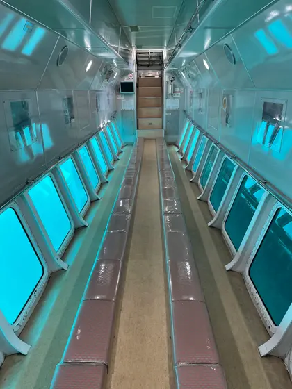 船内は宇宙船のような雰囲気