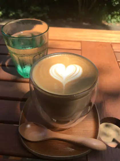 カフェオレに木漏れ日