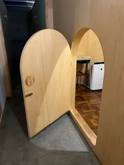 部屋の入り口はまるで秘密基地