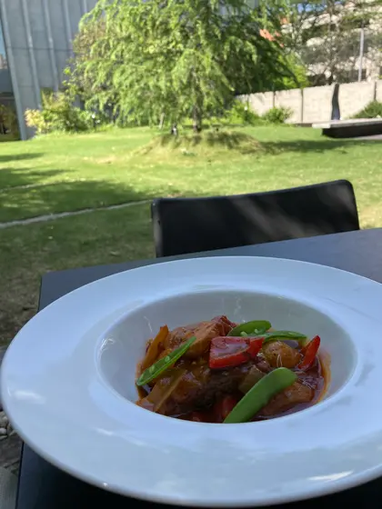 スパイシーな肉煮込み料理