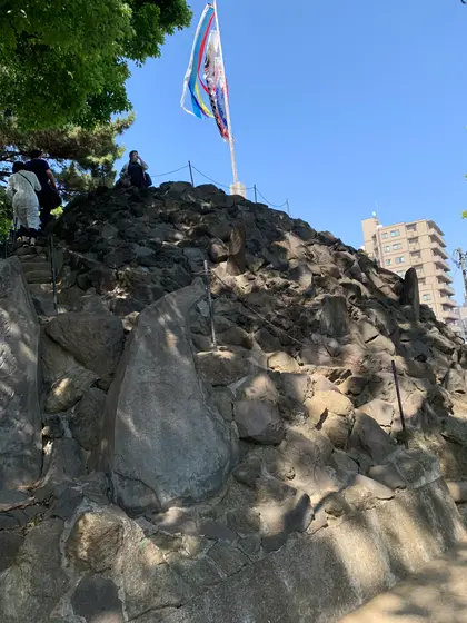岩山を登れるようになっています