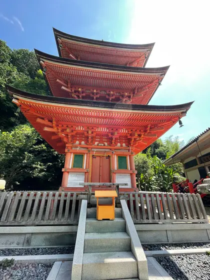 御光が射してる三重の塔