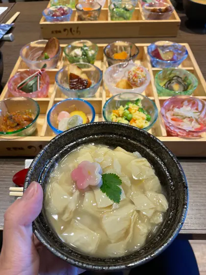 看板メニューは湯葉丼