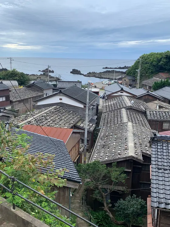 ひしめき合ってる建物と