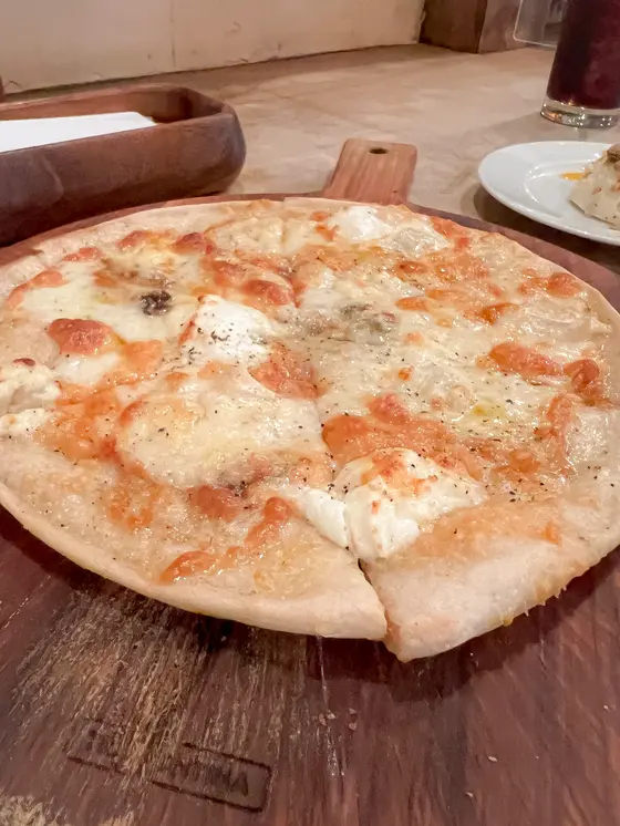 チーズたっぷりのピザ