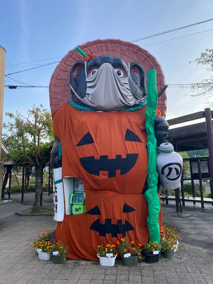 駅前にある狸の巨大オブジェ