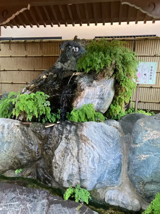 手水舎も龍の装飾でかっこいい