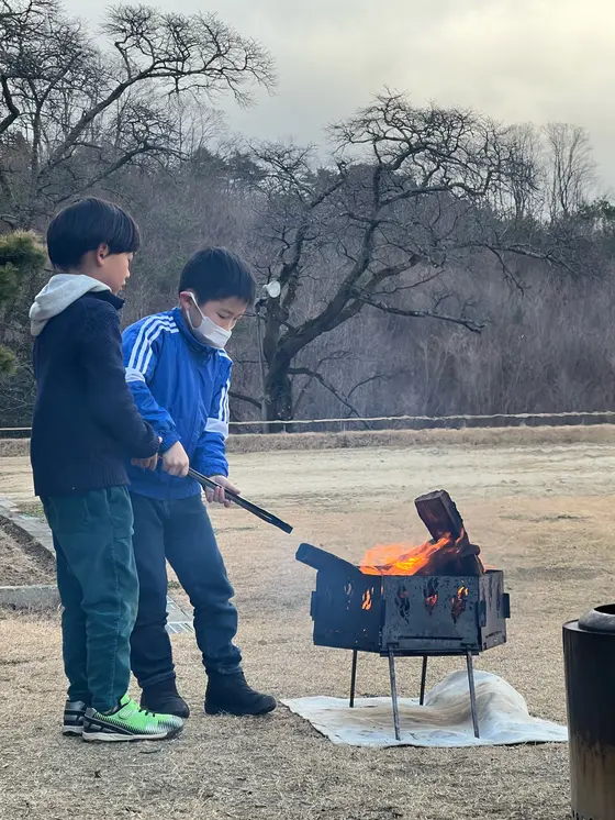 焚き火は子どもたちに無言を産むもたらす