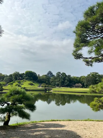 岡山城も遠目に見えます