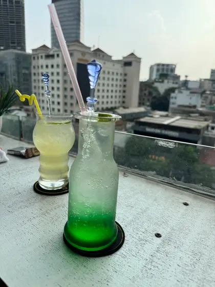 バルコニーのあるカフェ