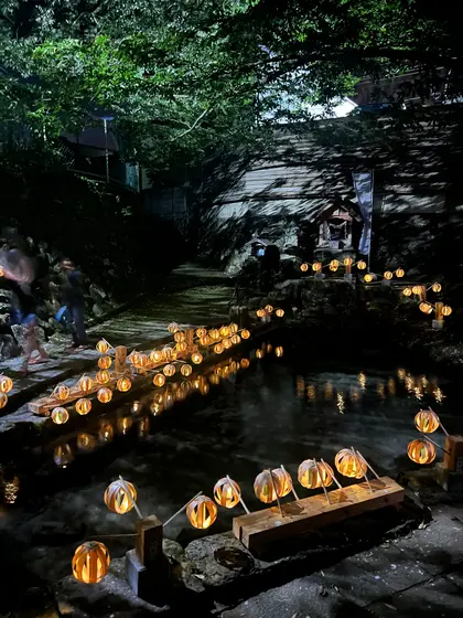 毎年7/23の祇園祭の時だけ、小国杉ランタンが奉納されます