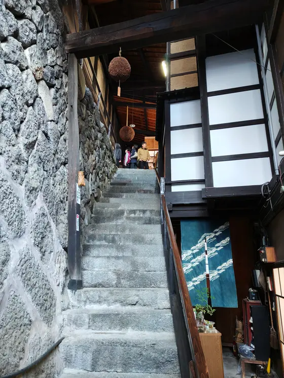 建物の中に石段がある